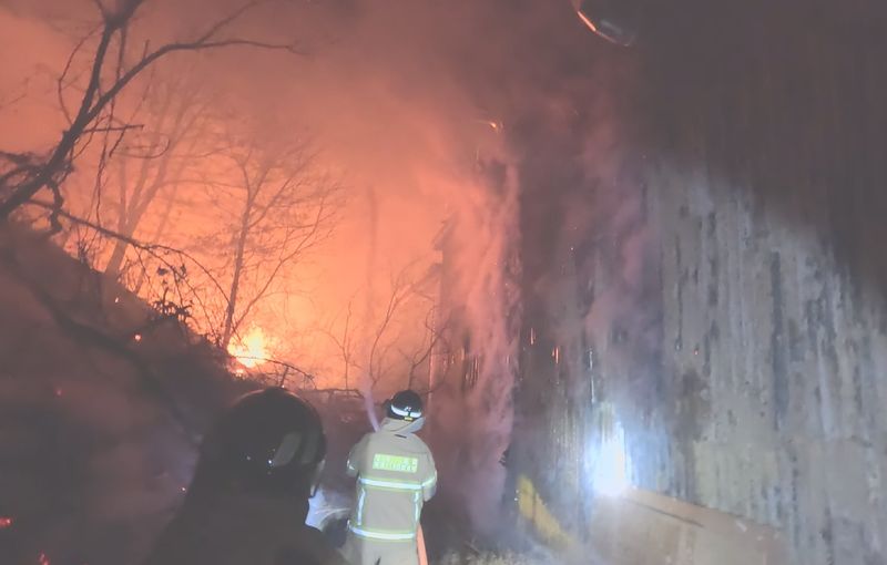 문경 톱밥공장 화재, 야산 확산 막아