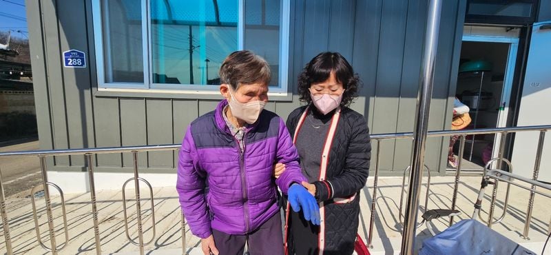 한파 속에서도 빛난 돌봄… 문경시 생활지원사, 어르신 안전 지켜