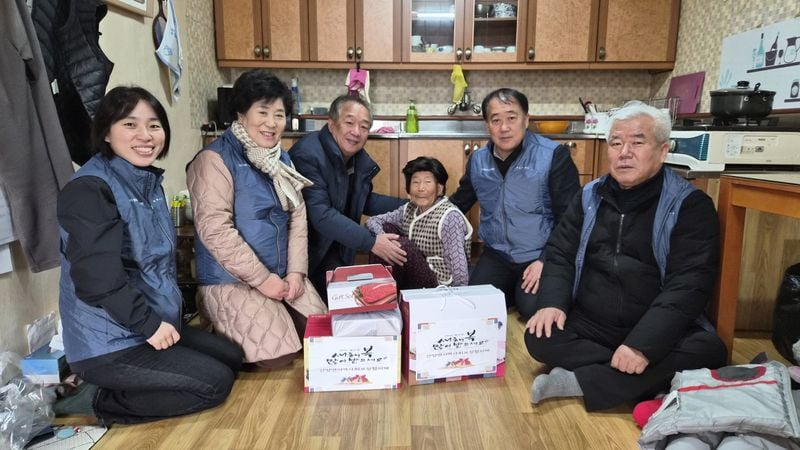 산양면지보협, 독거어르신 8가구에 가래떡-소고기 선물