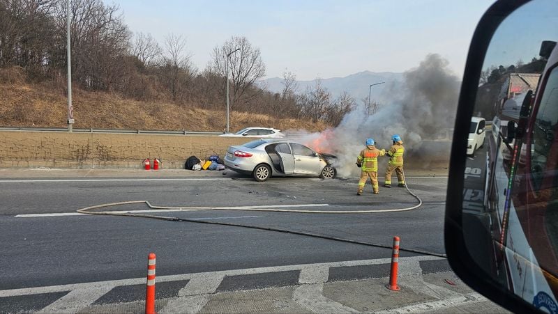 중부내륙고속도로 문경구간 2중 추돌 후 차량 화재…1명 병원 이송