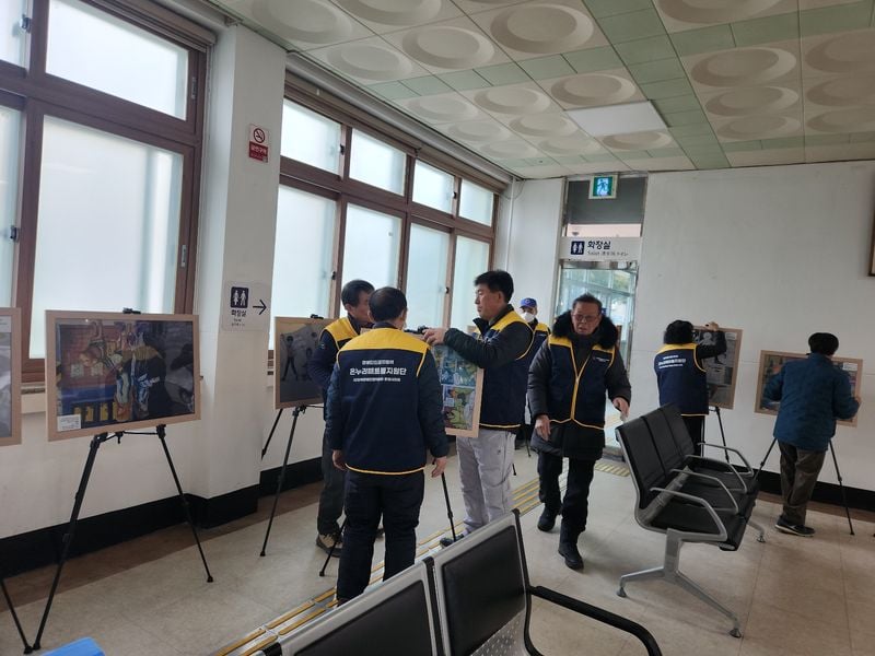 점촌역에서 장애인권익옹호 카툰·캘리그라피 전시회 개최