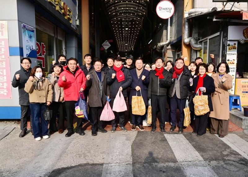 문경시의회, 설맞이 전통시장 장보기 나서