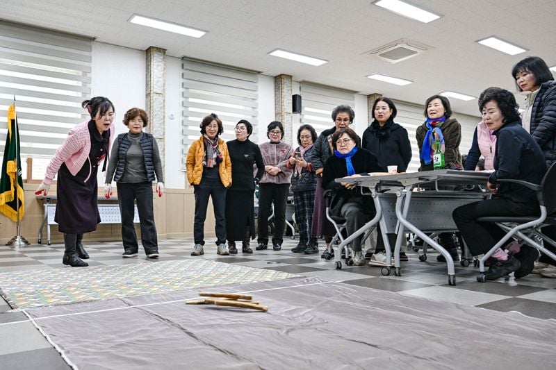 한국자유총연맹 문경시지회 여성회, 화합 윷놀이 가져