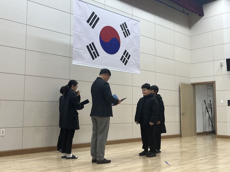문경읍주민자치위원회, 중고등학교 신입생에게 장학금 전달