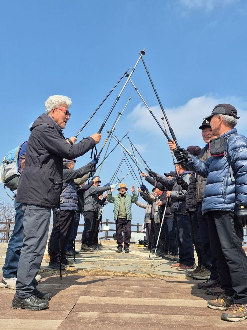 93세 김장환 회원, 칠갑산 정상 완주 감동