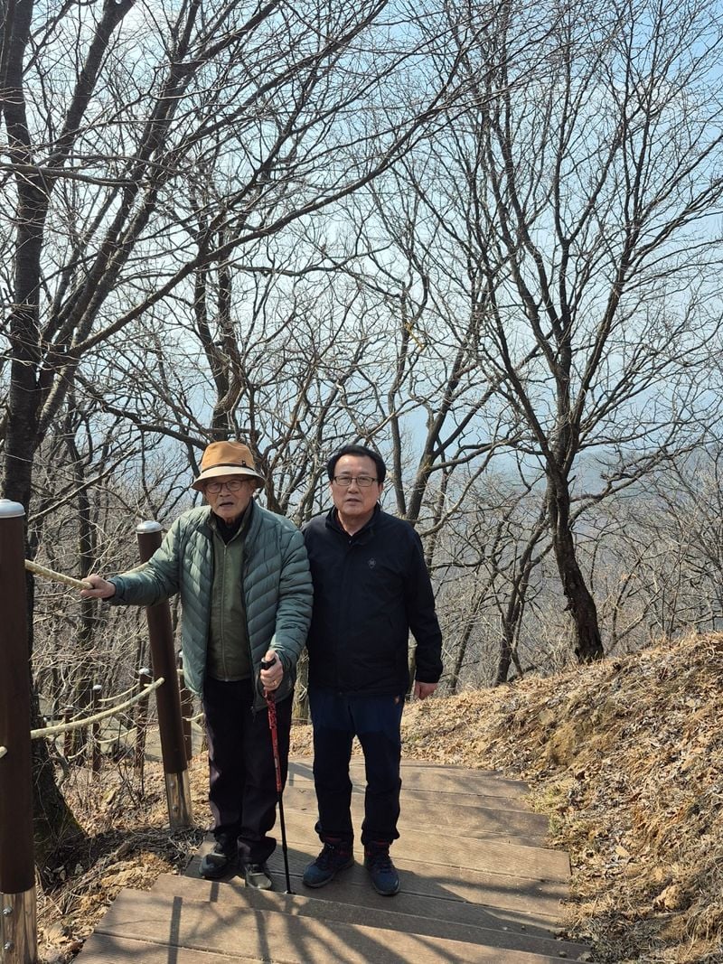 93세 김장환 회원, 칠갑산 정상 완주 감동