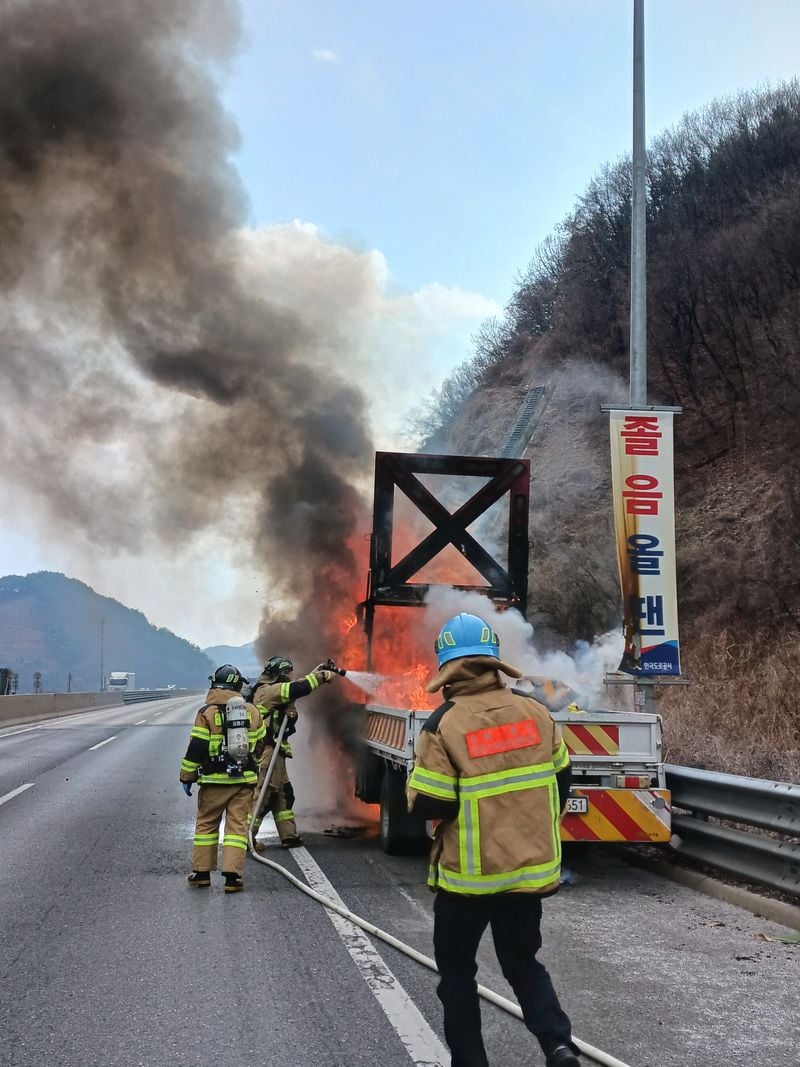 문경소방서, 중부내륙고속도로 3.5톤 트럭 화재 신속 진압… 인명피해 없어