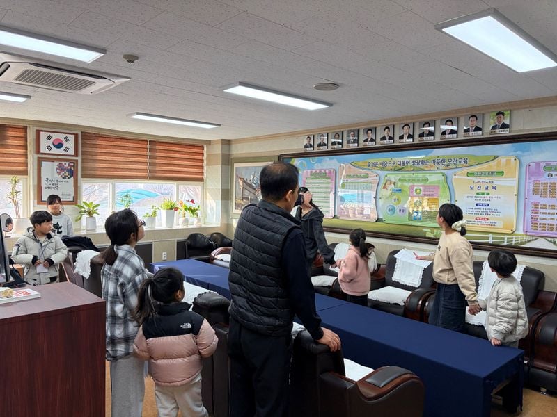 문경 모전초등학교 6학년들, 1일 교사 돼 ‘우리 학교 한 바퀴’ 운영