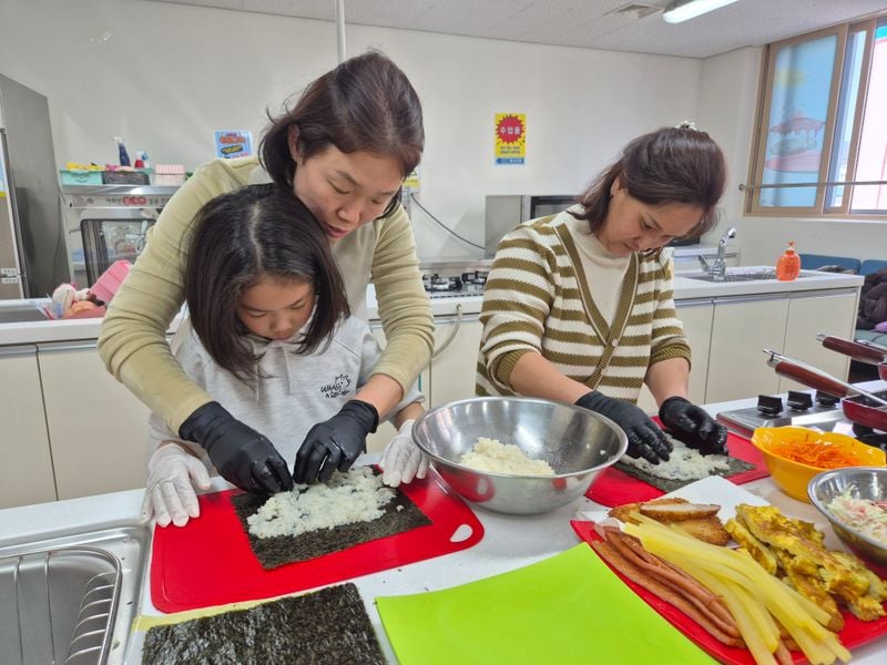문경시청소년문화의집 ‘가족이랑 피크닉 도시락 만들기’ 운영