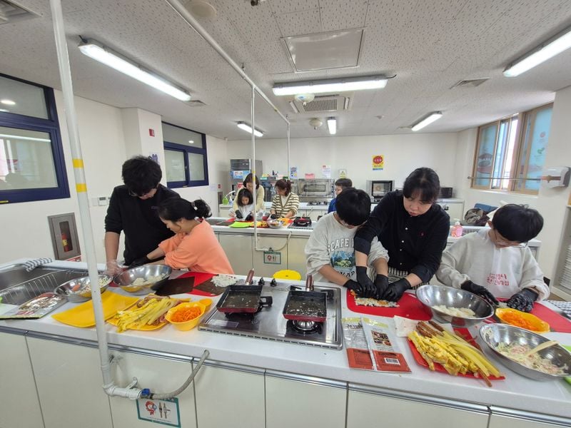 문경시청소년문화의집 ‘가족이랑 피크닉 도시락 만들기’ 운영