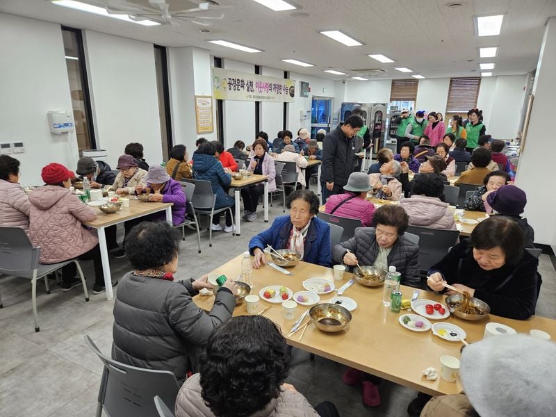 직장·공장새마을운동 문경시협의회, 어르신 250명에게 짜장면 대접