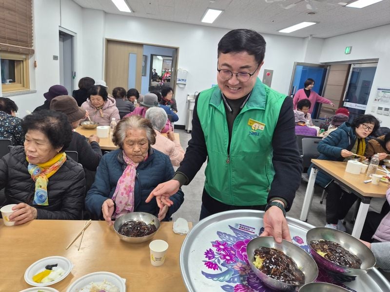 직장·공장새마을운동 문경시협의회, 어르신 250명에게 짜장면 대접