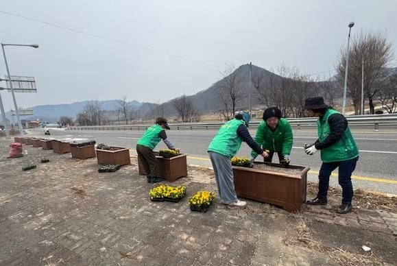 마성면 새마을회, 봄꽃ㆍ사랑의 감자 심어