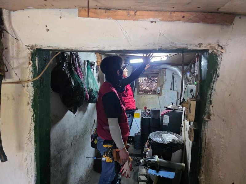 주흘봉사협의회, 점촌4동 취약계층에 전기수리 재능봉사 실시