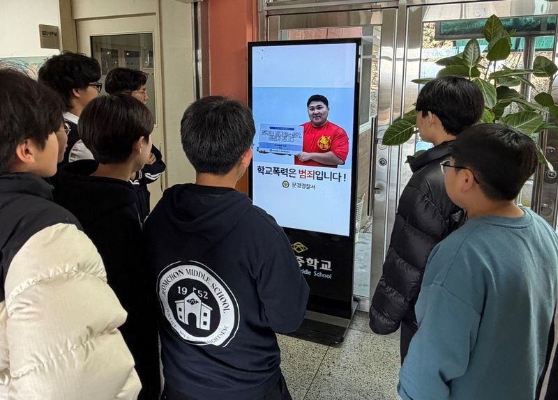 문경경찰서, 학교 휴먼 로봇·LED 게시판 활용 학교폭력 예방 홍보