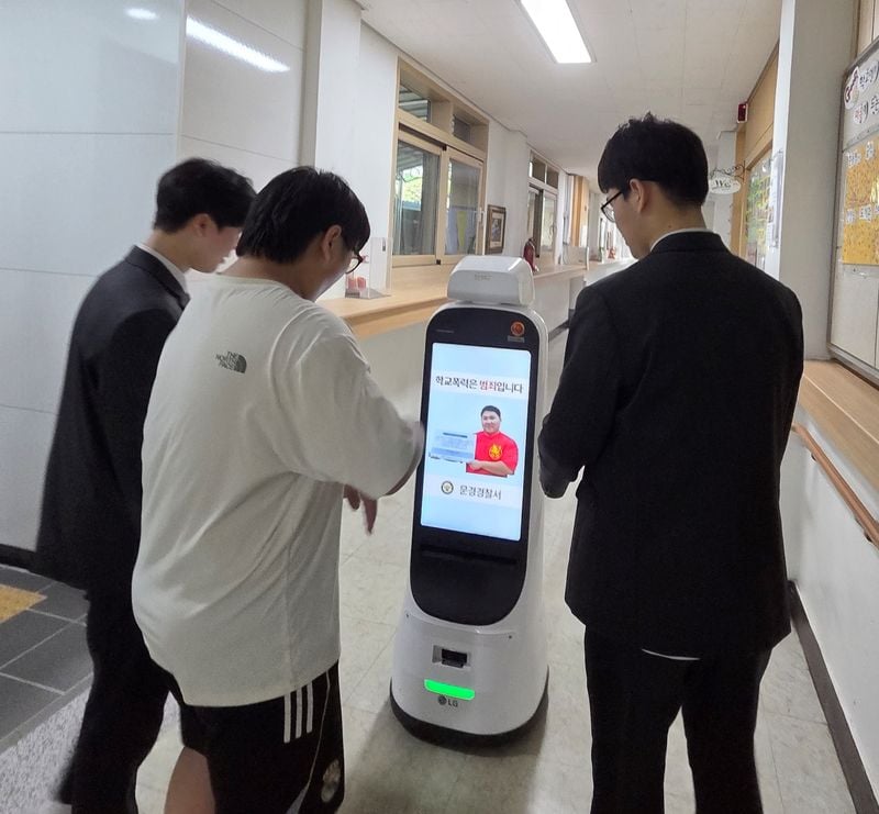 문경경찰서, 학교 휴먼 로봇·LED 게시판 활용 학교폭력 예방 홍보