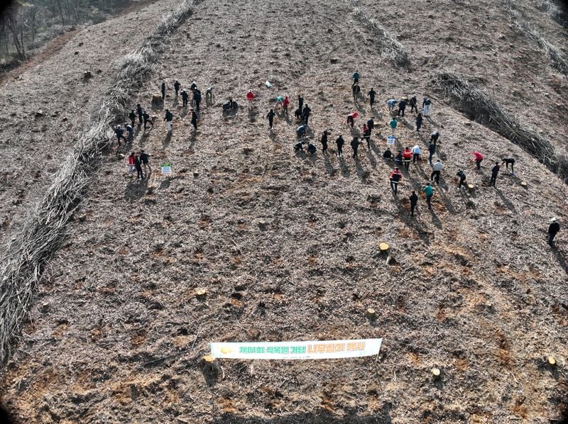 문경시, 제81회 식목일기념 나무심기 행사 개최