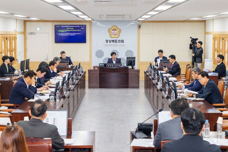 경상북도의회 전방위적인 의정활동.... 경상북도농식품유통교육진흥원장 후보자 인사청문회 모습