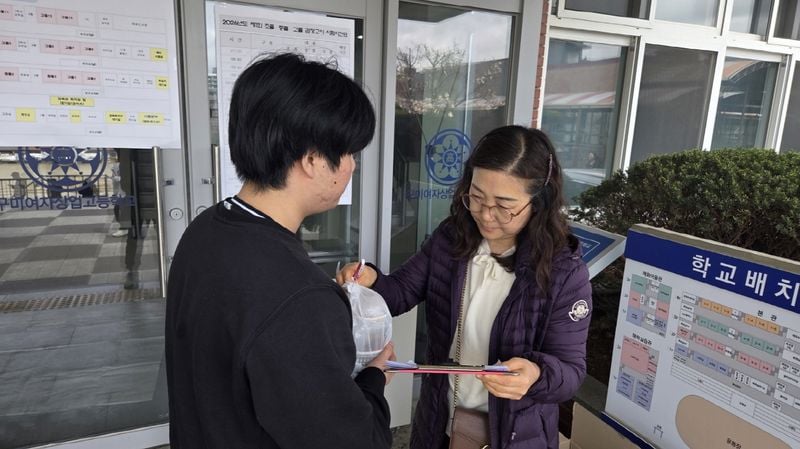 문경시학교밖청소년지원센터 검정고시 응시 청소년 18명 합격 응원