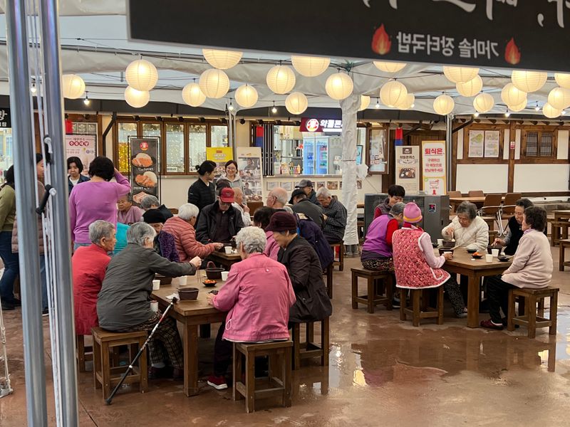 약돌장터국밥 이찬 대표, 가은주간보호센터 어르신 초청 국밥 대접