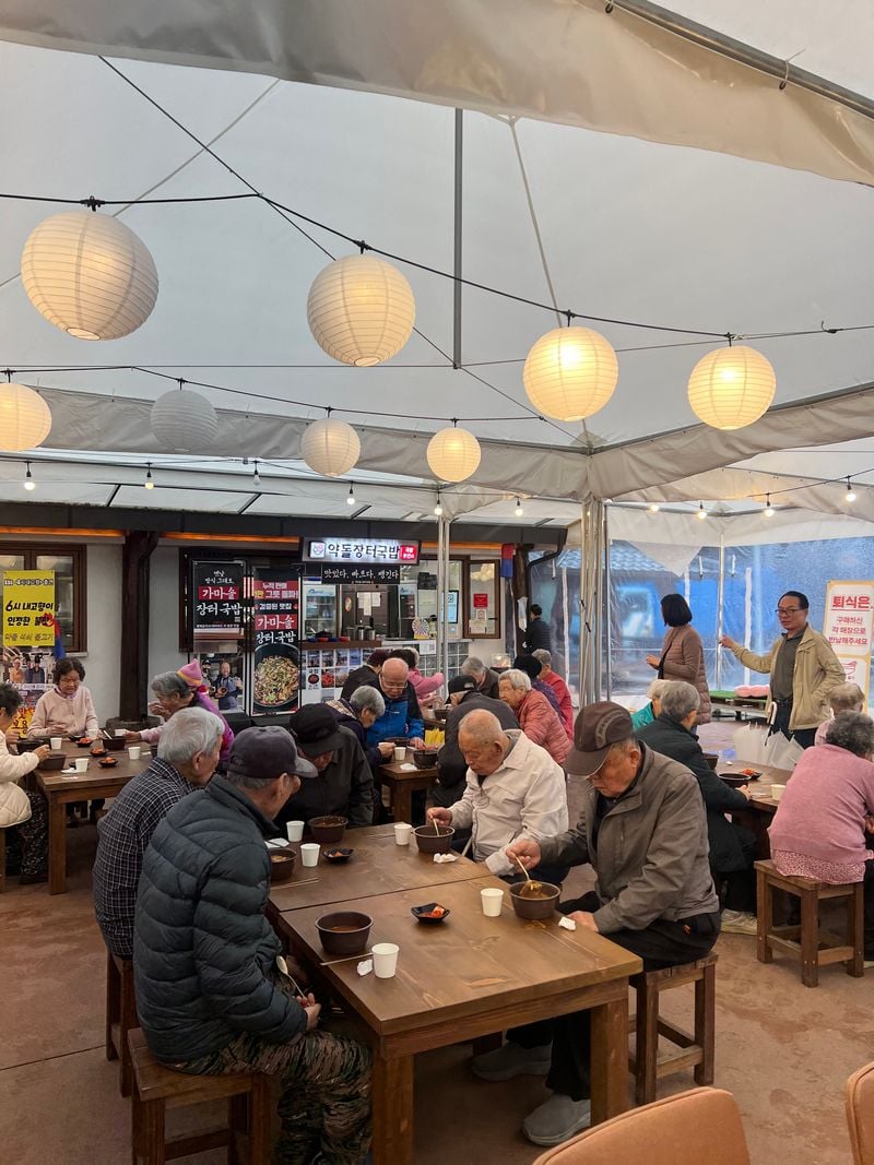 약돌장터국밥 이찬 대표, 가은주간보호센터 어르신 초청 국밥 대접