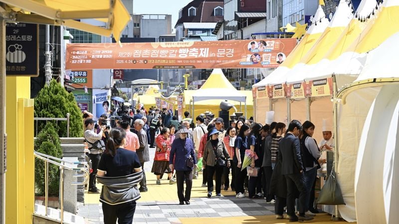 달콤한 빵 냄새ㆍ공연 열기 뒤섞여 발 디딜 틈 없어