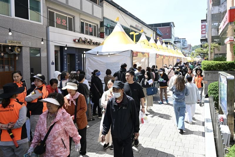 달콤한 빵 냄새ㆍ공연 열기 뒤섞여 발 디딜 틈 없어