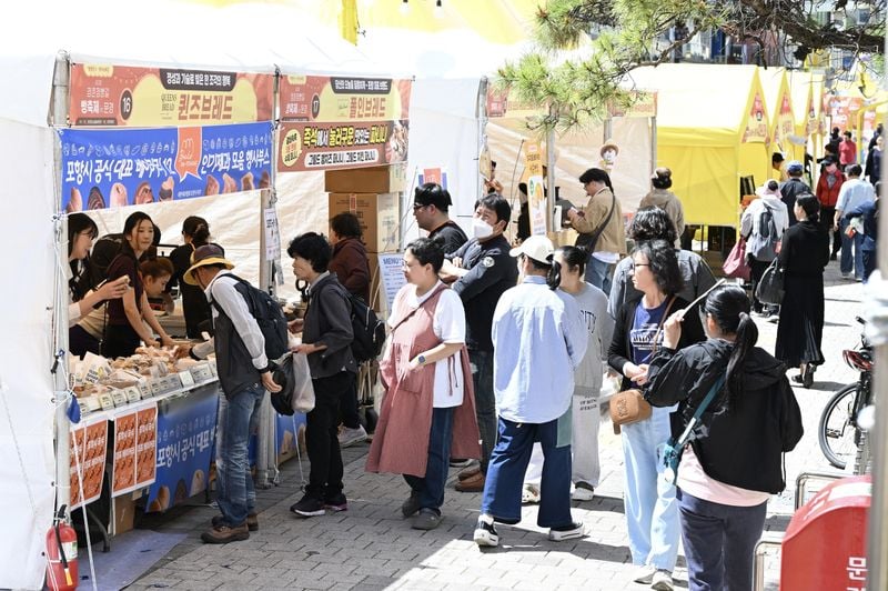 달콤한 빵 냄새ㆍ공연 열기 뒤섞여 발 디딜 틈 없어