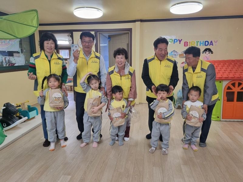 농암면 지역사회보장협의체, 아동·청소년에게 ‘사랑의 간식 꾸러미’ 전달
