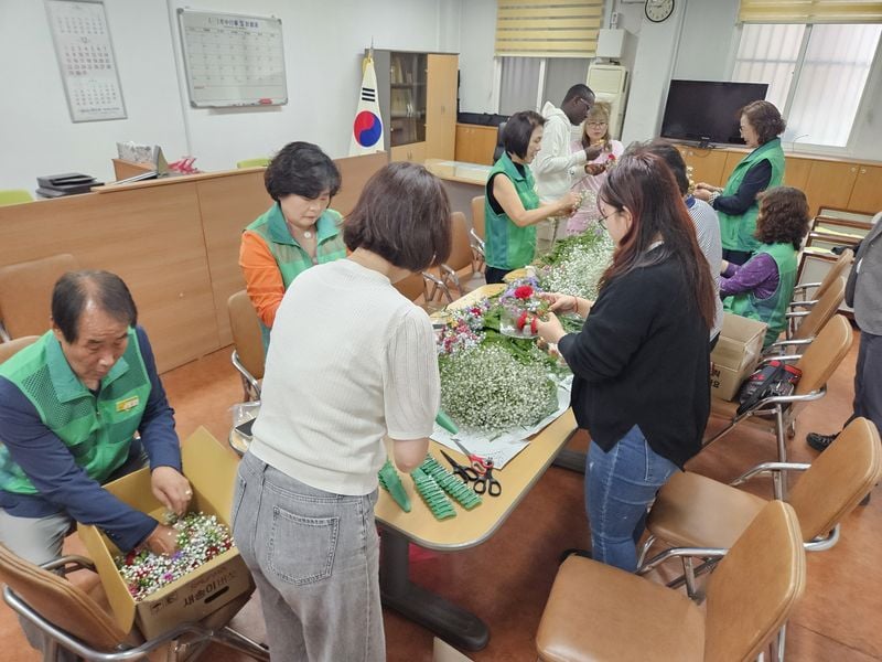 오늘은 어버이날…문경 새마을지도자들, 어르신께 카네이션 달아드려