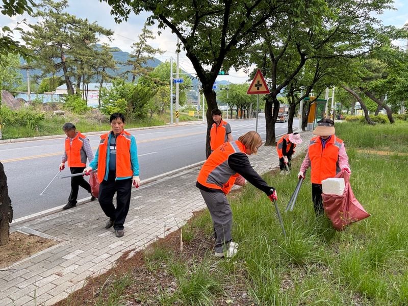 점촌4동 주민자치위원회, 환경정화활동 펼쳐
