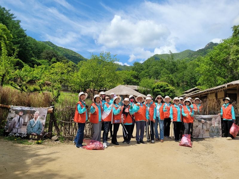 문경시 문화관광해설사들, 문경찻사발축제 뒤 환경정비 봉사 펼쳐