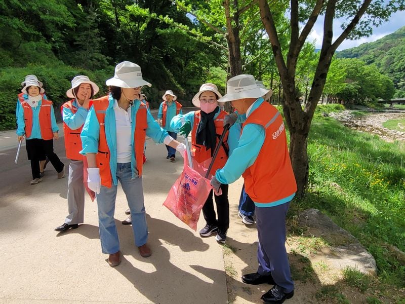문경시 문화관광해설사들, 문경찻사발축제 뒤 환경정비 봉사 펼쳐