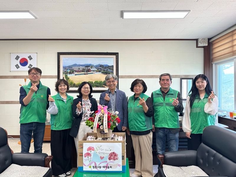 점촌3동 새마을회, 3개 학교 찾아 스승의 날 꽃바구니ㆍ떡 전달