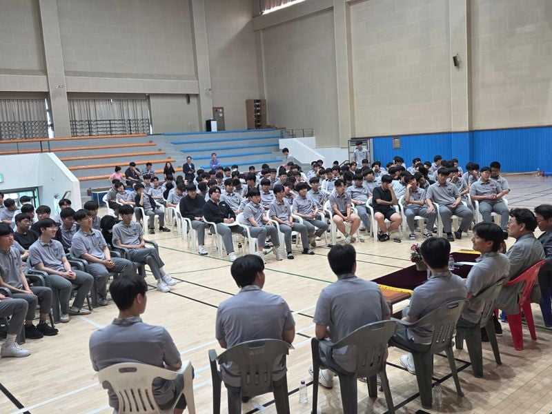 문창고등학교, 류완하 동문 초청 토크콘서트 개최