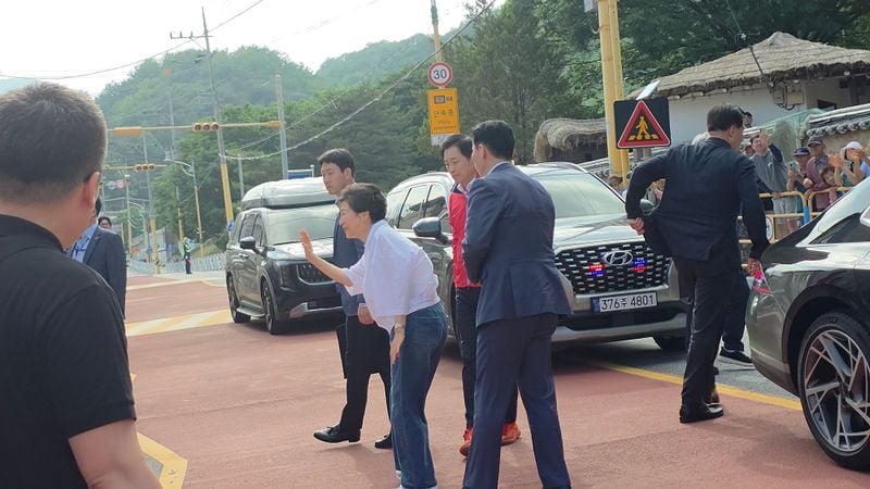 박근혜 전 대통령, 문경 청운각 방문… 시민 수천 명 운집