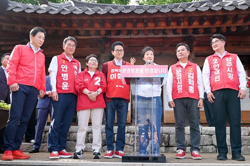 박근혜 전 대통령, 문경 청운각 방문… 시민 수천 명 운집