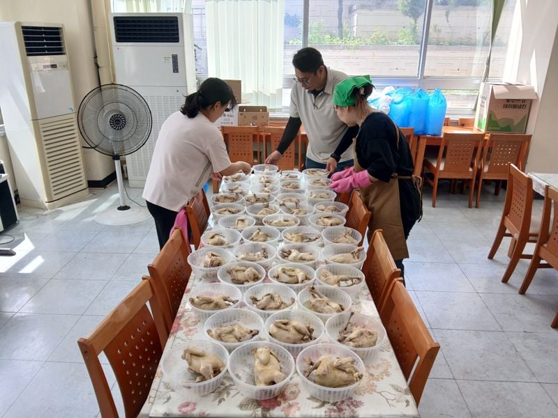 문경 ESG 애쓰지 봉사단, 국가유공자 미리 복달임 행사 가져