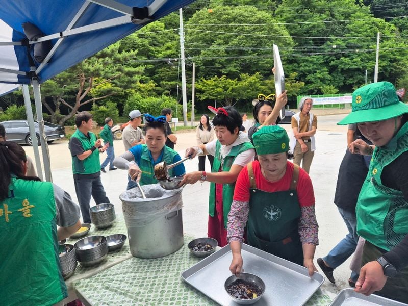 문경시직장공장새마을회, 어르신 250여명 초청 짜장면 나눔