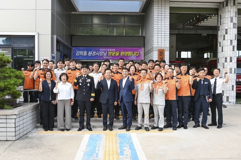 김학홍 문경시장이 문경시의회를 방문해 의원들과 함께했다.