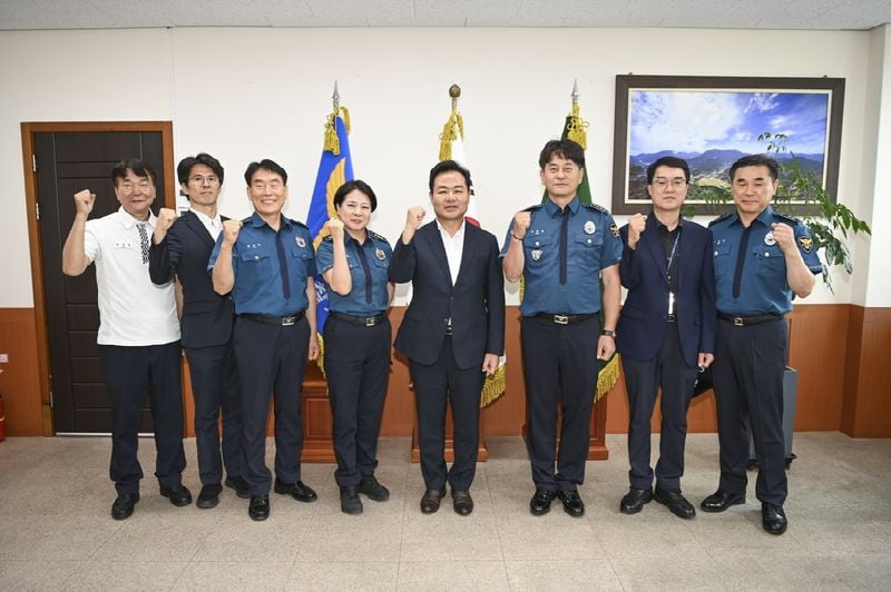 김학홍 문경시장이 문경경찰서를 방문해 경찰가족들과 함께했다.