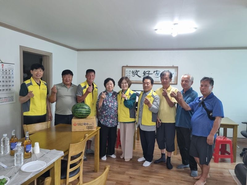 농암면 지역사회보장협의체, 경로당·취약계층에 국수, 수박, 선풍기 전달