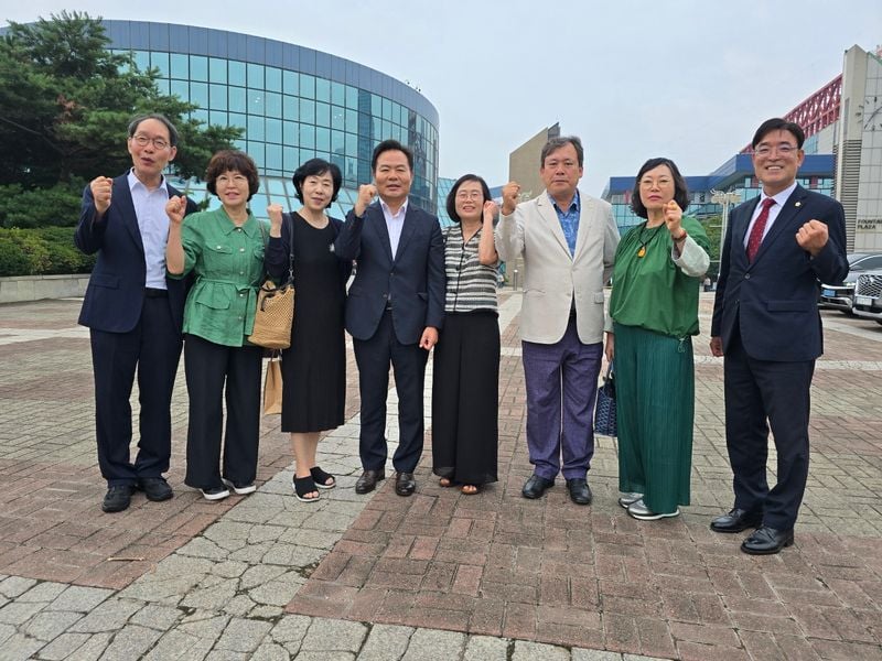 공연을 함께 관람한 김학홍 문경시장(왼쪽 네 번째)