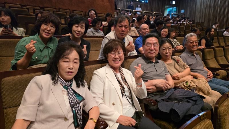 공연을 관람하는 문경사람들