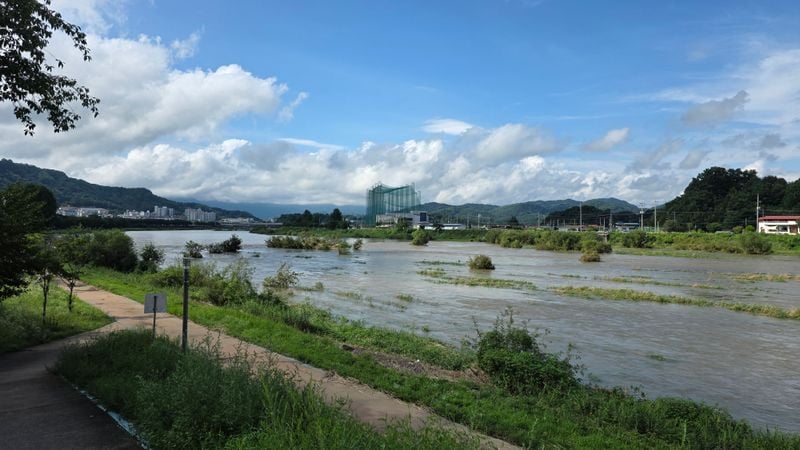 문경시 점촌시내 앞을 흐르는 영강 19일 16시 모습