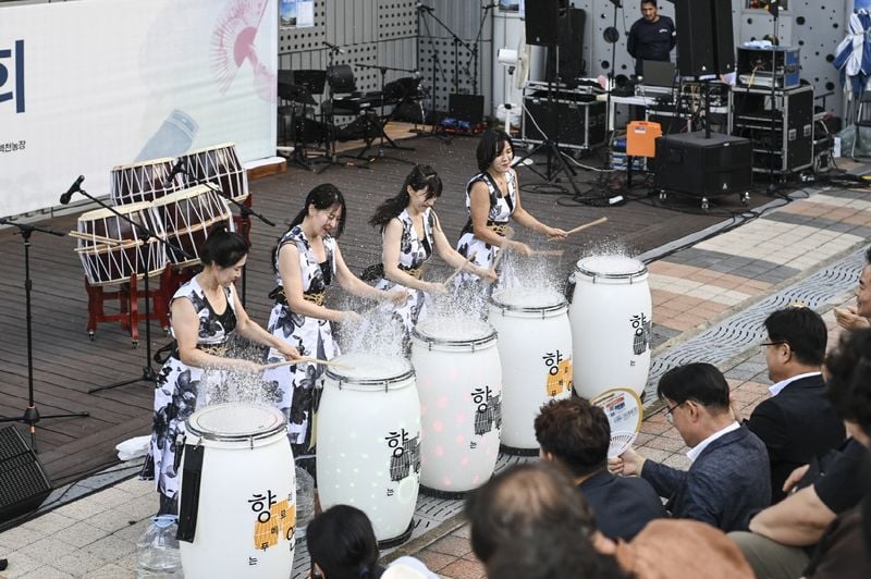 문경문화원, “살아 있네”…한여름 무더위 날린 ‘더위 극복 시민음악회’ 성료