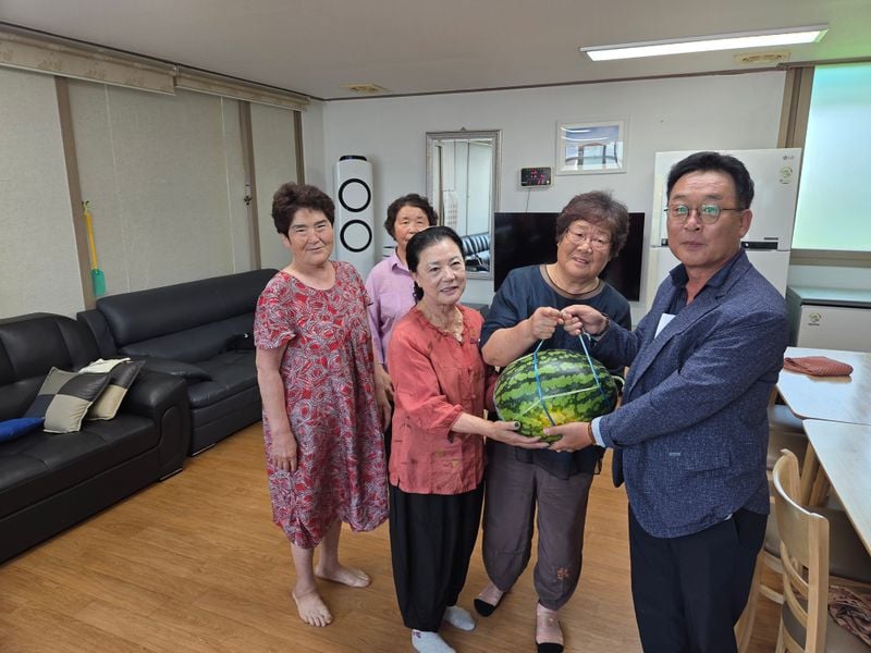 호계면 주민자치위원회, 경로당에 ‘사랑의 수박’ 나눔