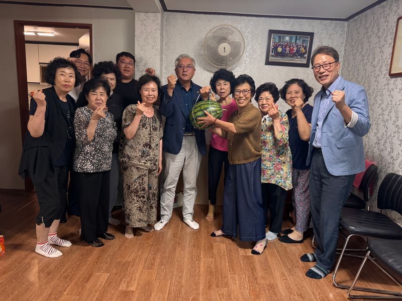 점촌5동주민자치위원회, 초복 맞아 경로당에 위문품 전달