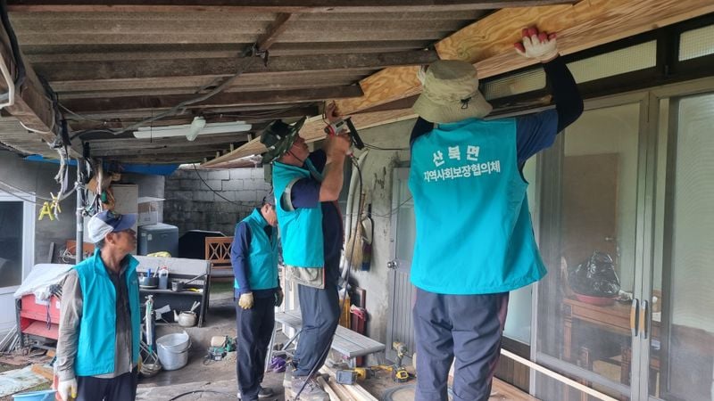 산북면지역사회보장협의체, 독거 어르신 지붕 보수 공사