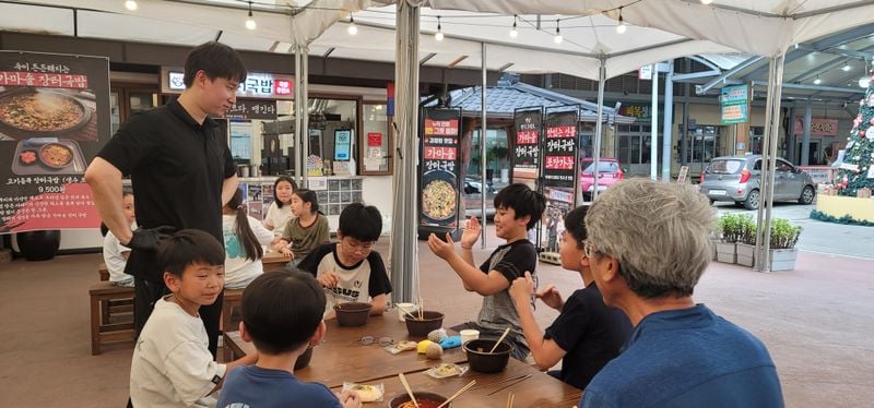 가은아자개장터 약돌장터국밥, 아동 50여 명 초청 국밥 나눠